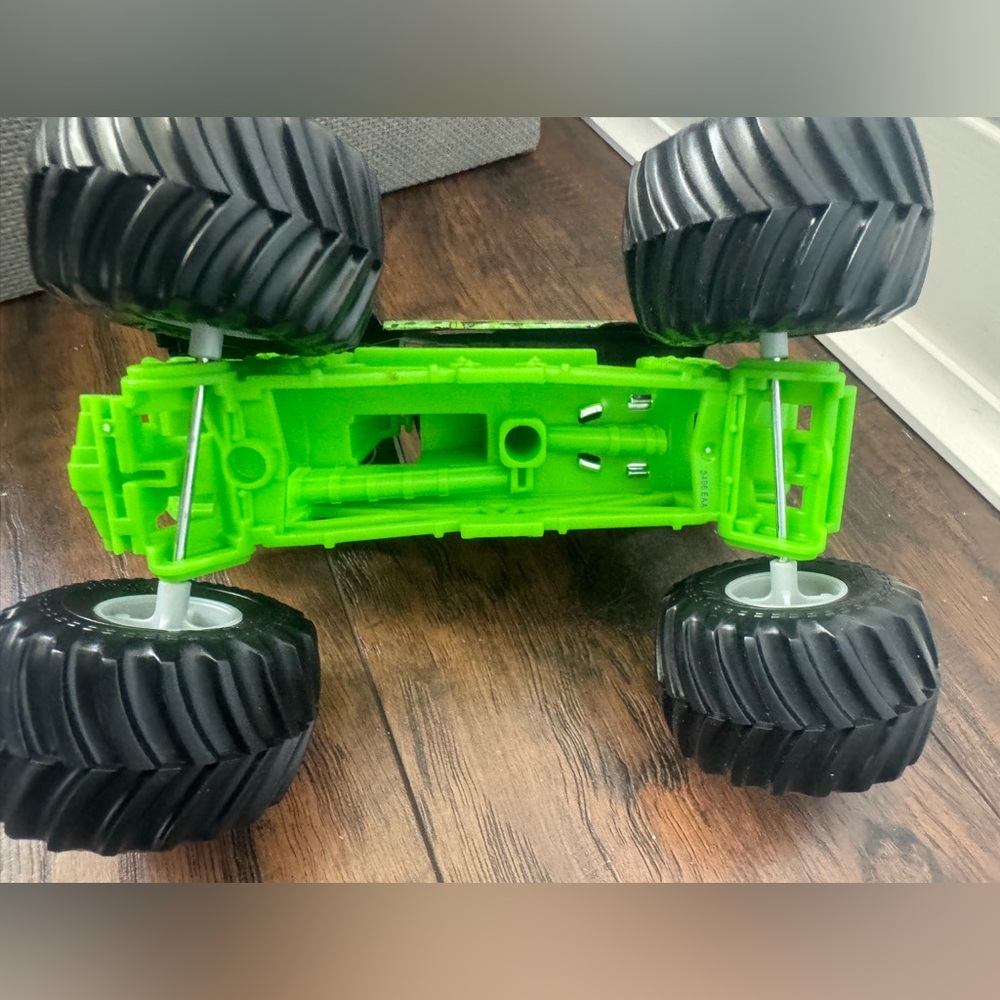 Hot Wheels Monster Jam Grave Digger Truck 1:24 Die cast Metal Mattel 4x Champ - Picture 8 of 9